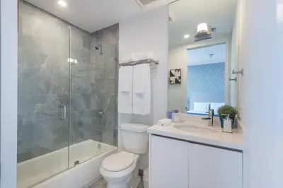 a bathroom with a toilet and a shower and a sink at Apto 2Q Estiloso a 5min da Praia de South Beach in Miami Beach