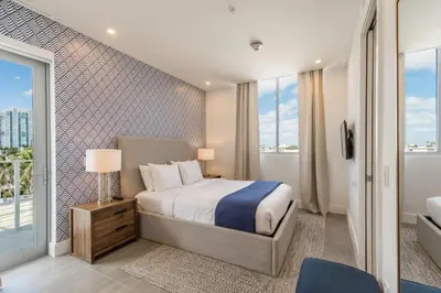 a bedroom with a bed and a balcony at Apto 2 Quartos a 5min da Praia de South Beach in Miami Beach