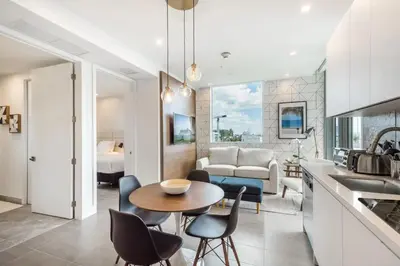 a kitchen and living room with a table and chairs at 2BR Modernos South Beach | 5 min da praia in Miami Beach