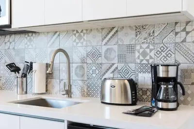 a kitchen counter with a coffee maker on a counter top at 2Q Moderno em South Beach | Praia a 5 Min in Miami Beach