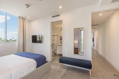 a bedroom with a bed and a view of a bathroom at 2Q Moderno em South Beach | Praia a 5 Min in Miami Beach