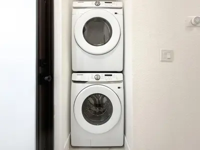 a washing machine and a washer in a room at Little Havana Paradise in Miami