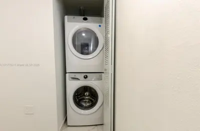 a washer and a washing machine in a room at 3BR Townhouse, Miami and the Keys in Homestead