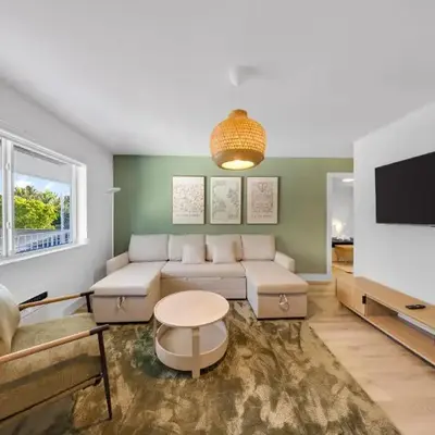 Sleek 1-BD Miami Apt Gym
