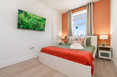 a bedroom with a bed and a window at New 2br 2bath 5 mins from beach 15 mins airport in Hallandale Beach