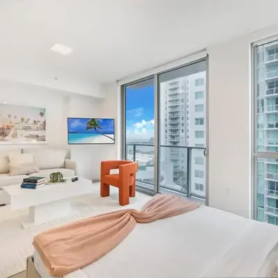Designer Studio Downtown Miami with Rooftop Pool and Gym