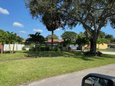 Gallery image of classic 4b2b FLL Home with heated pool in Fort Lauderdale