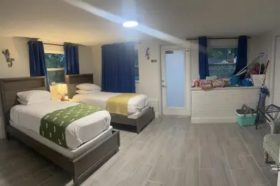 Gallery image of classic 4b2b FLL Home with heated pool in Fort Lauderdale