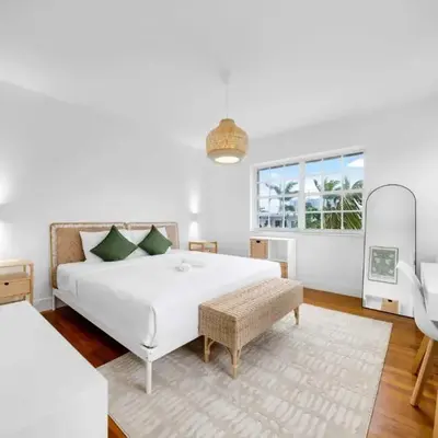 Modern 1-BD Apt with Free Parking