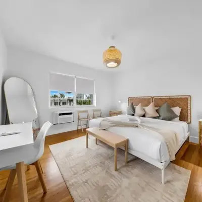 Modern 1-BD Beachside Apt with Free Parking