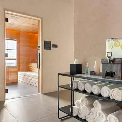 3005 golden305 2BR Apt mins to Wynwood and Brickell w Pool a Gym and PS5