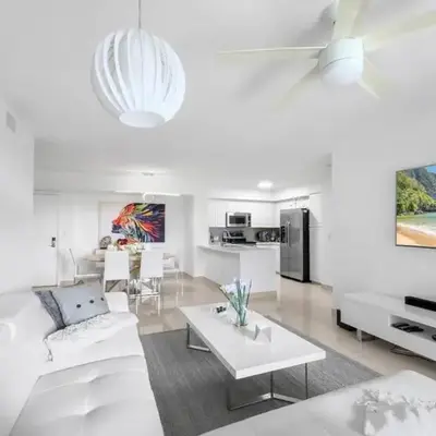 Aventura Mall Apt with Pool a Tennis Court and Free parking