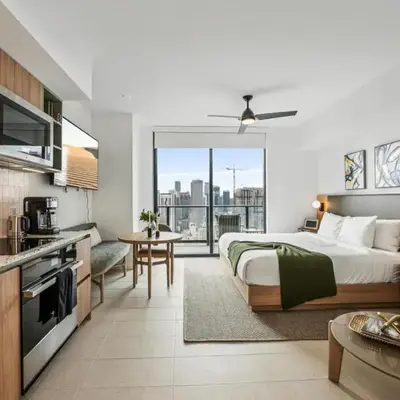 3312 Modern Apt in front of Kaseya Center with Pool and Gym