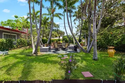a yard with palm trees and a patio at Pet-Friendly 1BR Studio w/ Parking & BBQ, Hollywood in Hollywood