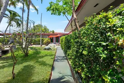 a garden path leading to a house at 1BR Studio Parking, BBQ, Garden In Hollywood in Hollywood