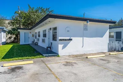 Gallery image of Triplex with 3 Bedrooms, 6 Min/Beach+Free Parking in Dania Beach