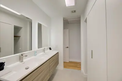 a bathroom with two sinks and a large mirror at Waterside retreat in Fort Lauderdale