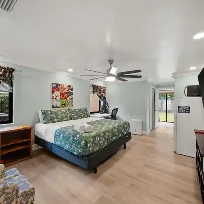 Private Entrance King Room and Private Bath UMiami