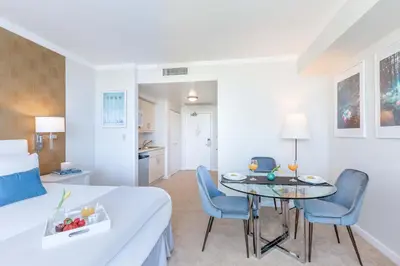 a room with a bed and a table and chairs at MVR - Ideal for Business & Weekend Trips in Miami