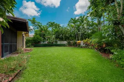 a yard with lush green grass and trees at Luxury Queen Room, Free Car Service, Walk to UM! in Miami