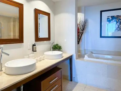 a bathroom with two sinks and a bath tub at MVR An Unforgettable View Awaits You in Miami