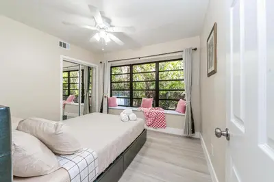 a bedroom with a bed and a window at Golden Welcome in Hollywood