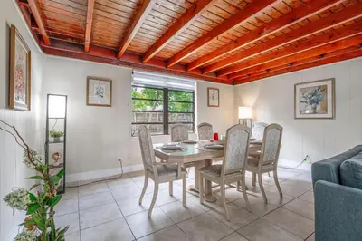 a dining room with a table and chairs at Golden Welcome in Hollywood