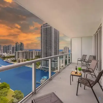 Infinite Views - Private Balcony -Poolside Bliss Near the Beach