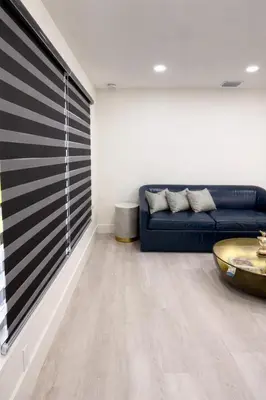 a living room with a blue couch and a table at Casa Hard Rock Stadium in Miami Gardens