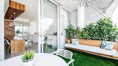 a living room with a bench and a plant at LoveShack Wynwood in Miami