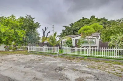 a white fence in front of a white house at 3 Mi to Beach Hollywood Studio with Yard! in Hollywood