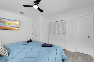 a bedroom with a blue bed and a ceiling fan at Hope Casa Heated Pool and BBQ 4bedrooms 2baths by HostyMosty in Hollywood