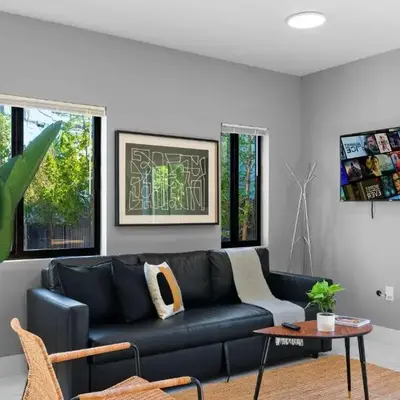 Urban Comfort - 20min to Beach & Airport