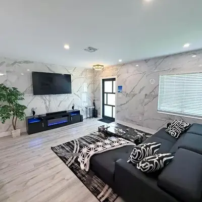 The LuxeLanding MIA- Swimming pool