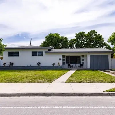 Stylish 3BR Home - BBQ & Near Top Attractions