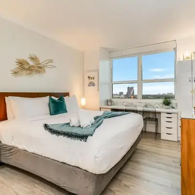 Stylish Studio King Bed City View Hotel Perks Parking