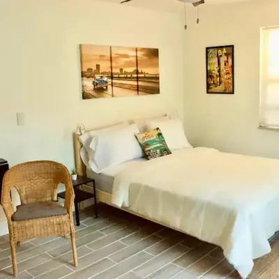 The Havana Nights Guesthouse - Private Stay with Free Parking in the Heart of Miami