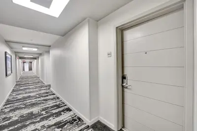 an empty corridor with a door and a carpet at Arya Hotel Studio Views plus Kitchenette plus Parking in Miami