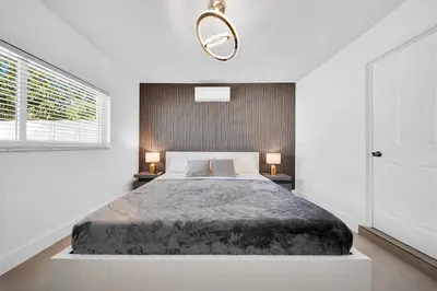 a bedroom with a large bed and two lamps at Luxury Villa Serena Heated Pool 15 min to Beach in Miami