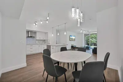 a kitchen and dining room with a table and chairs at Apartamento Aventura 3 habitaciones in Aventura