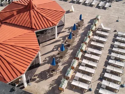 an overhead view of a patio with chairs and umbrellas at Estudios en las playa de Sunny Isles Beach in Sunny Isles Beach