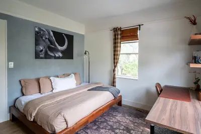 a bedroom with a bed and a window at Cozy 2br 5 mins drive to the beach j6 in Hollywood