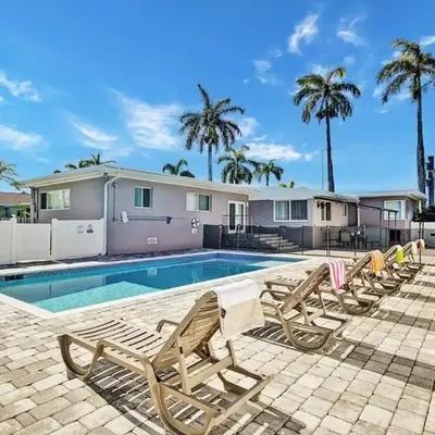 WALK to Hollywood Beach Stylish 5BR and 4BA Villa