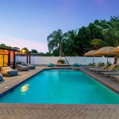 Lakefront Villa Tropical Backy