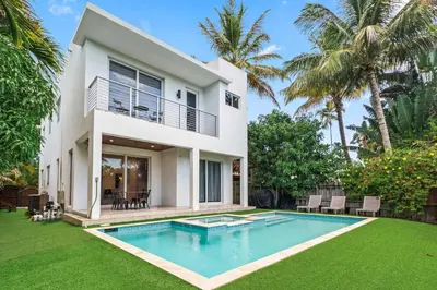 a villa with a swimming pool in front of a house at One and only New Villa Heated Pool Jacuzzi in Hollywood