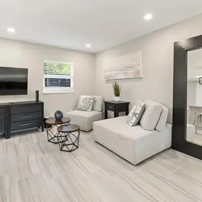 Perfect stay for 2-Walk to Wilton Drive-Shops &bars
