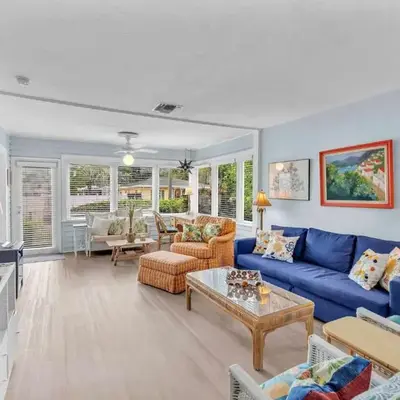 Bromeliad Bungalow - Downtown Cottage