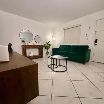 Beautiful 2brm condo w free parking fast WiFi
