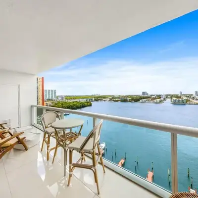 Waterfront 2BR Unit with Bayview Boho Style Stunning Sunset Pool Hot Tub Gym