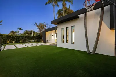 a house with a basketball hoop in the yard at Villa Coral Wave in Miami